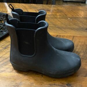 Girls croc boots
